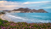 Der kleine Küstenort San Jose mitten im Naturpark Cabo de Gata an der Costa de Almería