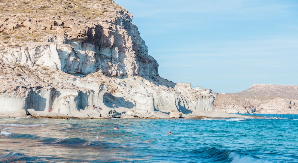 Cala de Enmedio – versteinerte Dünen bilden hier eine weiße Sandsteinküste und eine atemberaubende Kulisse