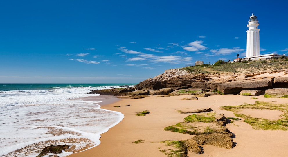 Playa del Faro de Trafalgar in Cádiz – mit Aussicht auf den Leuchtturm der Küste