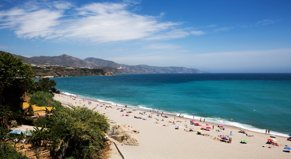 Playa Burriana ist einer der größten und beliebtesten Strände der Costa del Sol und liegt im östlichen Teil der andalusischen Küstenstadt Nerja
