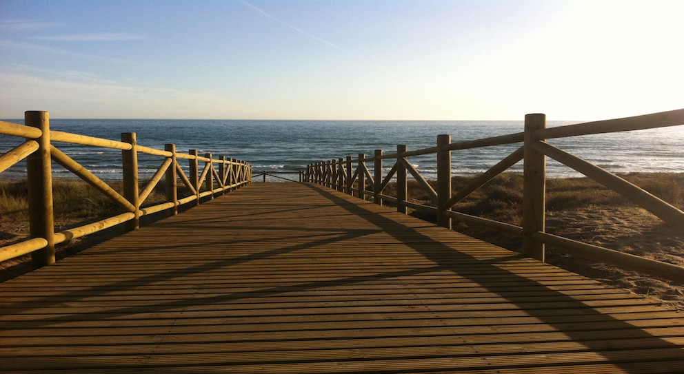 Playa de Cabopino in Marbella ist in zwei Abschnitte unterteilt. Der FKK Bereich befindet sich bei den Dünen
