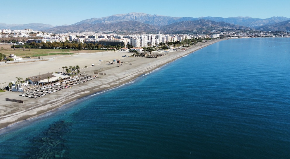 Playa de Torre del Mar erstreckt sich über eine Länge von mehr als drei Kilometern. Für Wasserqualität und Sauberkeit wurde ihm die Blaue Flagge verliehen.