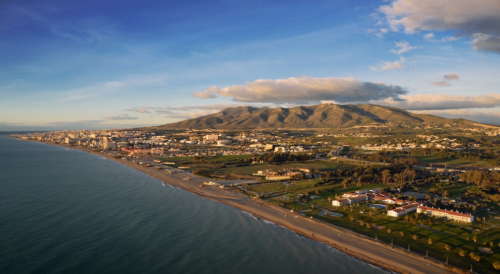 Der Playa El Bajondillo in Torremolinos bietet feinsten, weißen Sand auf mehreren Kilometern entlang der Promenade