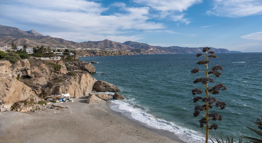 Playa de la Calahonda in Nerja ist ein Juwel der Costa del Sol und unser Geheimtipp an Sie