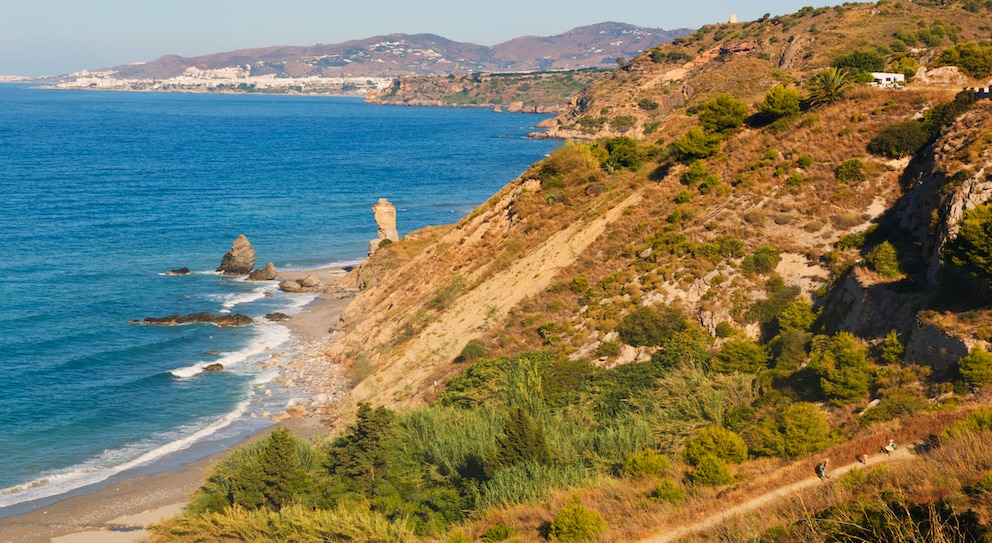 Playa de la Alberquilla und die Klippen von Maro-Cerro im Naturschutzgebiet 