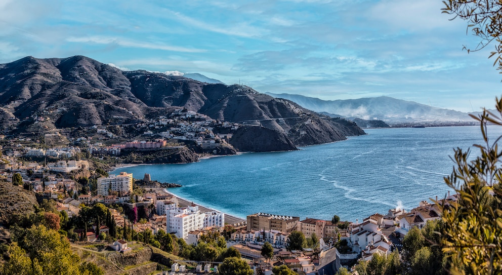 Playa San Cristóbal befindet sich in Almuñécar und bietet eine schöne Promenade