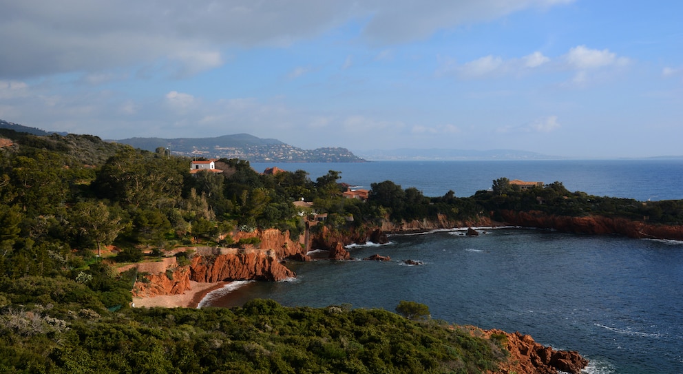 La Plage de Calanque des Anglais – Dieser Juwel der Côte d'Azur liegt in Saint-Raphael und ist fast noch ein Geheimtipp