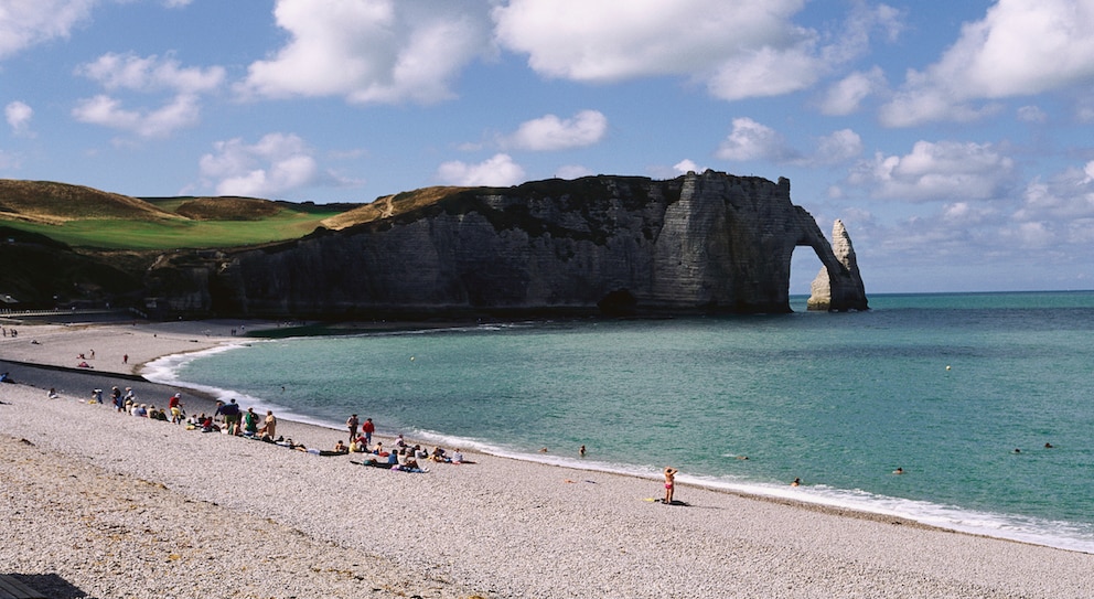 Die Kreidefelsen der Steilküste von Étretat sind 75 Meter hoch