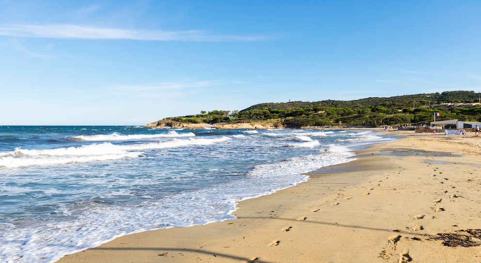 La Plage de Pampelonne in St. Tropez – einer der größten Strände Südfrankreichs 