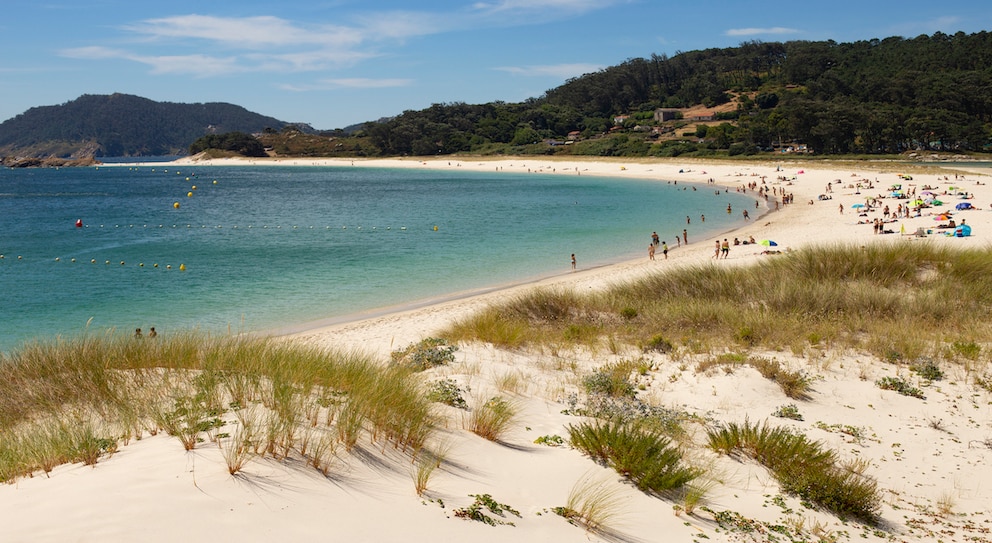 Playa de Rodas –   der Strand befindet sich auf der Insel Cies und ist mit der Fähre in 30 Minuten erreichbar