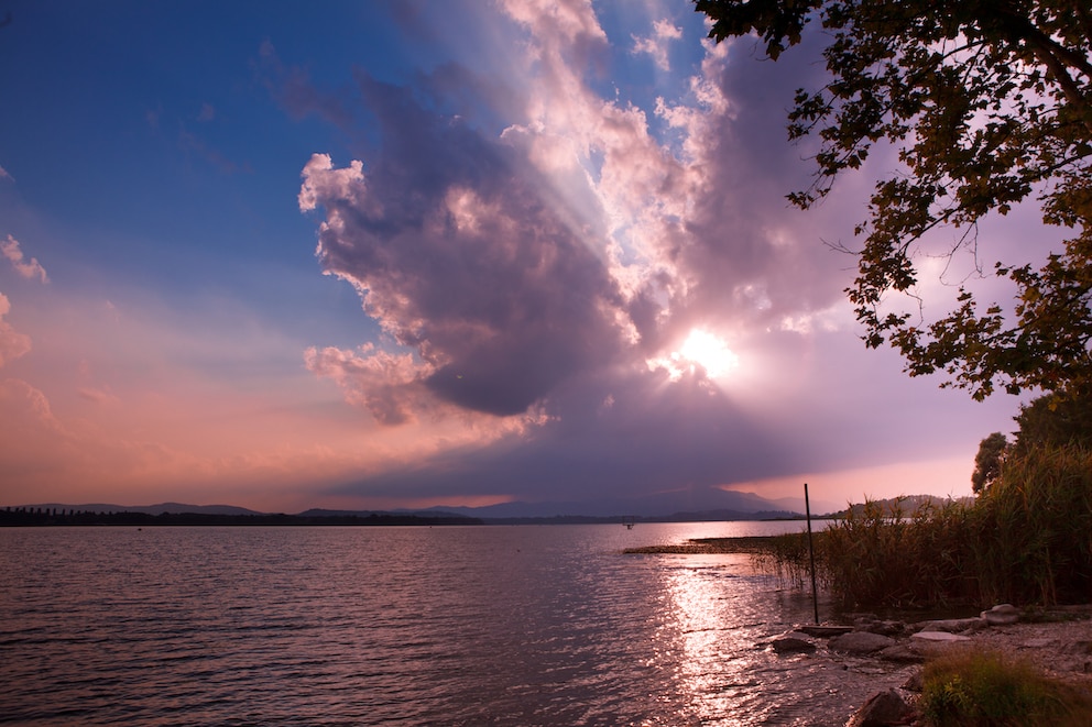 Lago die Varese: Blick über See in Dämmerung