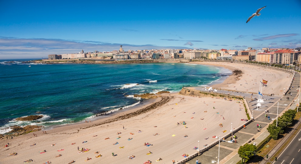 Praia de Riazo in Coruña – hier lässt sich entspannt ein Tag am Strand mit einem Abend in der Stadt kombinieren