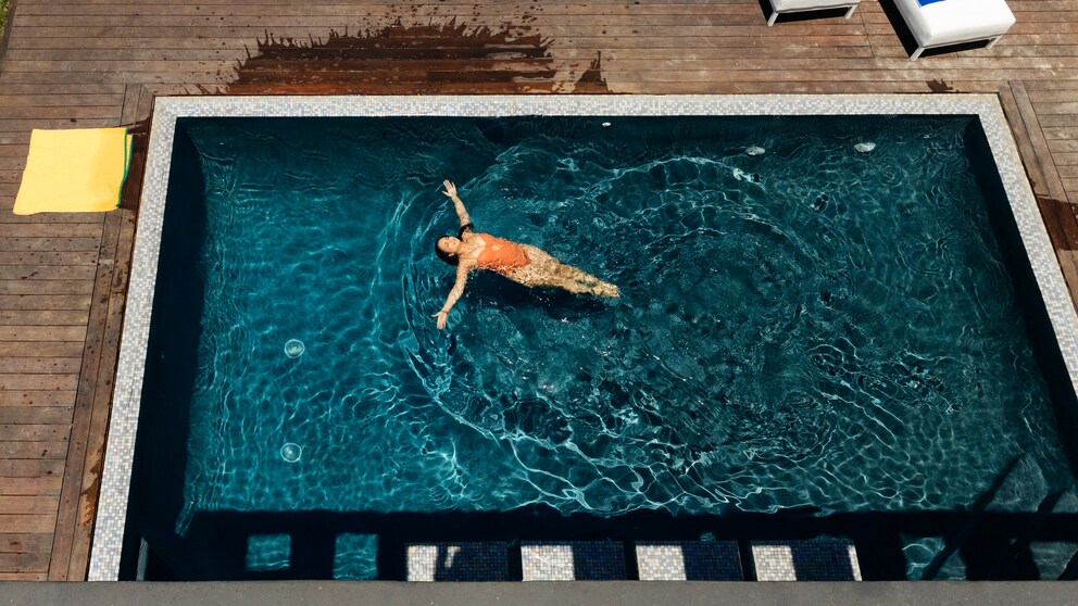 Frau im Pool