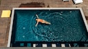 Frau im Pool