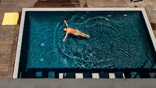 Frau im Pool