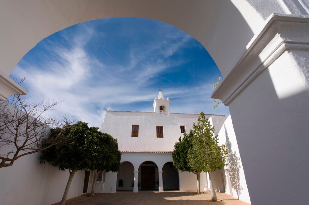 3. Das malerische Dorf Sant Miquel besuchen. Hoch über dem stillen Ort thront leuchtend weiß Ibizas älteste Kirche. Im Innenhof werden jeden Donnerstag gegen 18 Uhr ibizenkische Folkloretänze aufgeführt