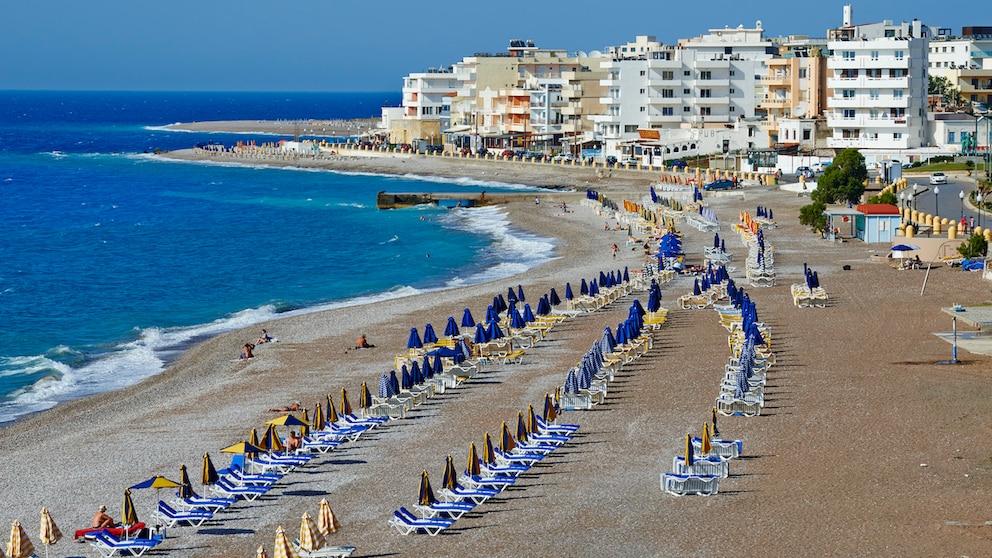 Griechische Strände, wie hier auf Rhodos, sind gemeinhin reich mit Sonnenliegen bestückt