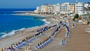 Griechische Strände, wie hier auf Rhodos, sind gemeinhin reich mit Sonnenliegen bestückt