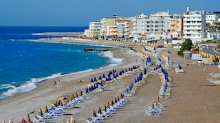 Griechische Strände, wie hier auf Rhodos, sind gemeinhin reich mit Sonnenliegen bestückt