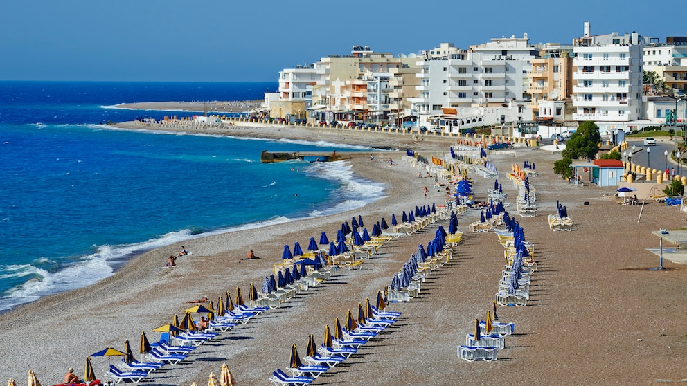 Griechische Strände, wie hier auf Rhodos, sind gemeinhin reich mit Sonnenliegen bestückt