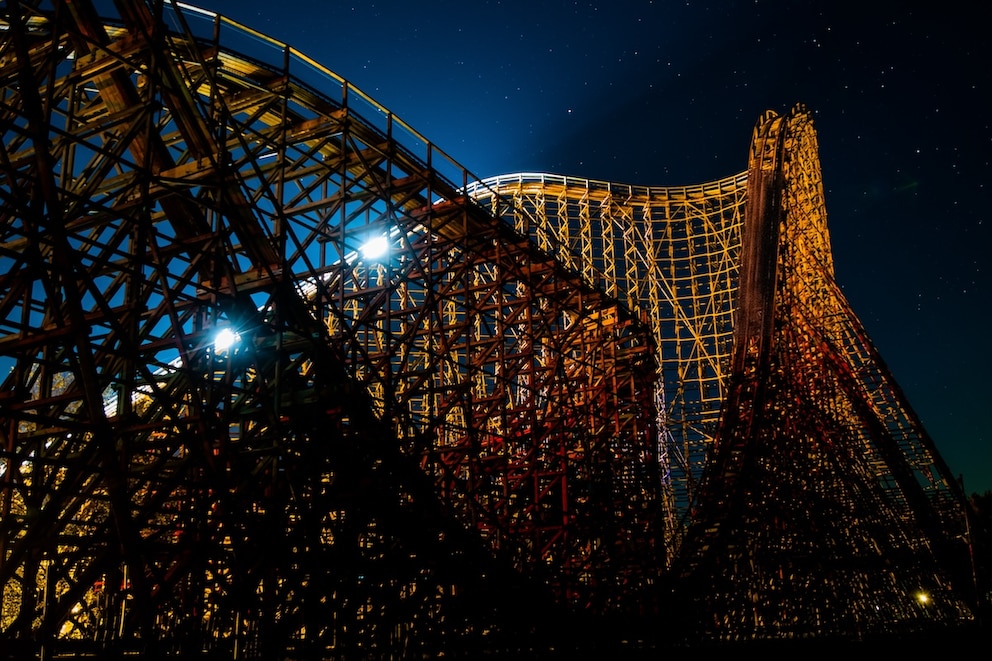 Höchste Achterbahnen in Deutschland: Colossos bei Nacht im Heide Park Resort in Soltau