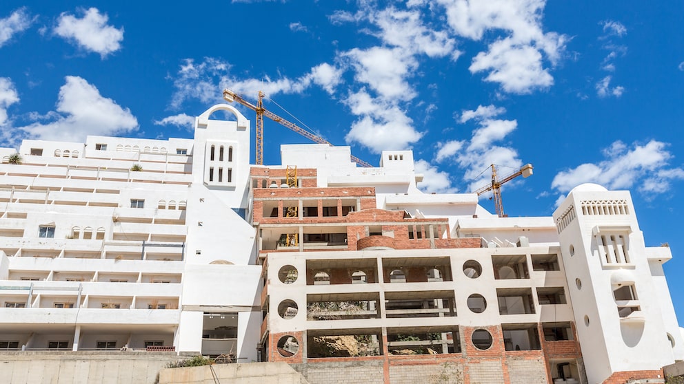 Hotel Algarrobico: Blick vom Strand auf die Baustelle des "Geisterhotels"