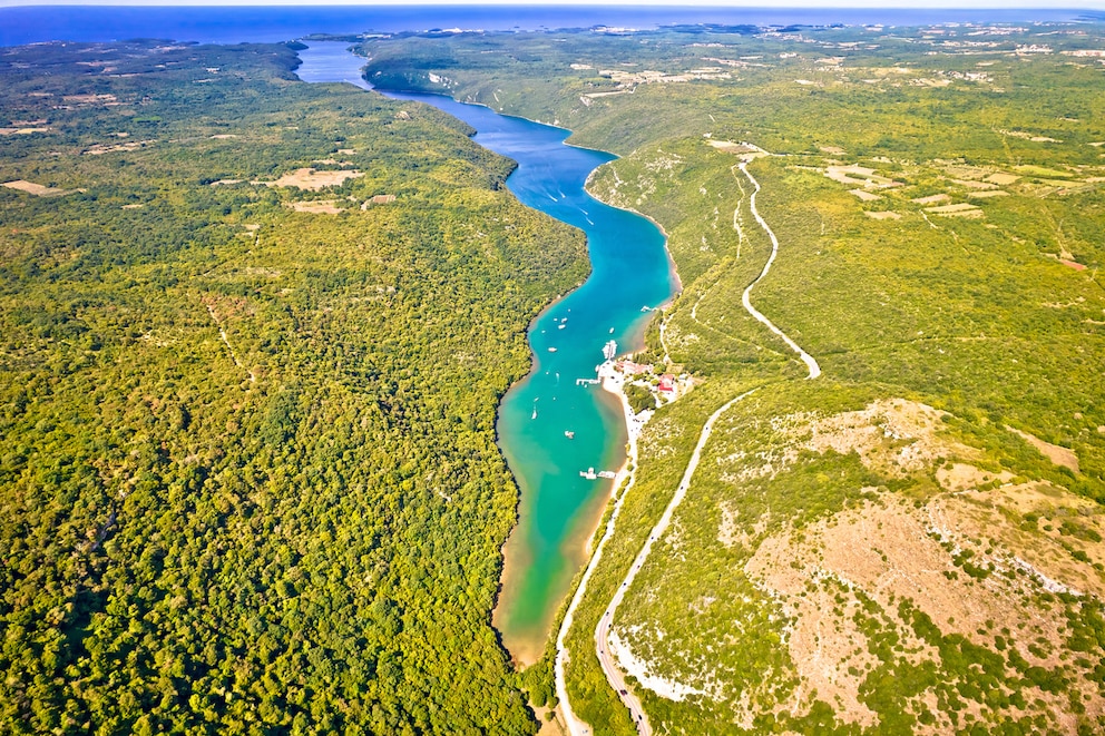 Der Limski-Kanal schlängelt sich etwa 11 Kilometer durch die Landschaft und bietet viele ruhige Ecken für Wassersportler und Wanderer 