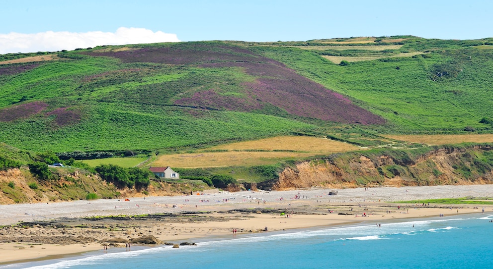 DIe Bucht von Écalgrain besticht durch weiche Hügellandschaft und unberührte Natur