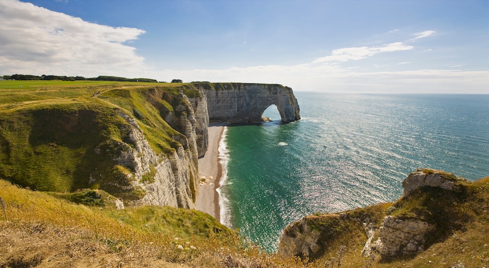 Die Kreidefelsen der Steilküste von Étretat sind 75 Meter hoch.