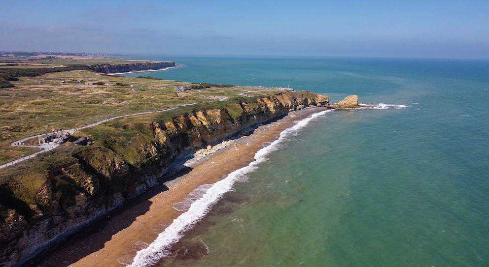 Omaha Beach: Die Einkerbungen der Felswände stammen von Bomben aus dem Zweiten Weltkrieg