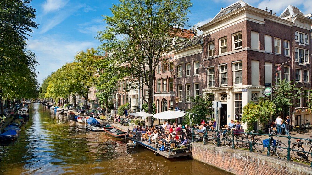Günstiger Osterurlaub: Blick auf eine belebte Gracht in Amsterdam.