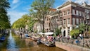 Günstiger Osterurlaub: Blick auf eine belebte Gracht in Amsterdam.