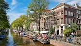 Günstiger Osterurlaub: Blick auf eine belebte Gracht in Amsterdam.