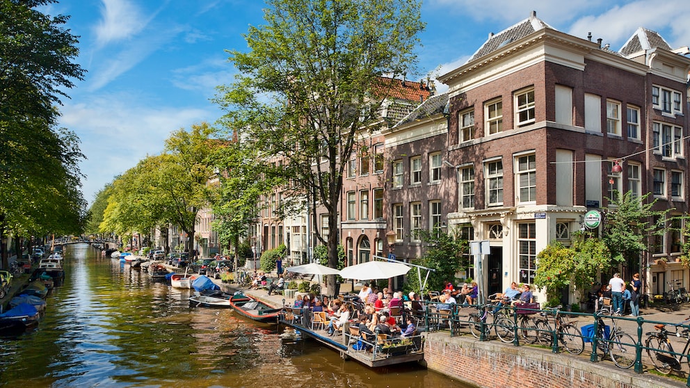 Günstiger Osterurlaub: Blick auf eine belebte Gracht in Amsterdam.