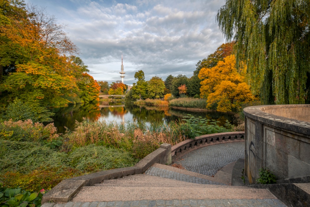 Parks in Deutschland: Blick auf Teich in Planten un Blomen, Hamburg