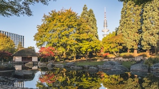 Parks in Deutschland: Blick auf Teich mit Teehaus in Planten un Blomen, Hamburg