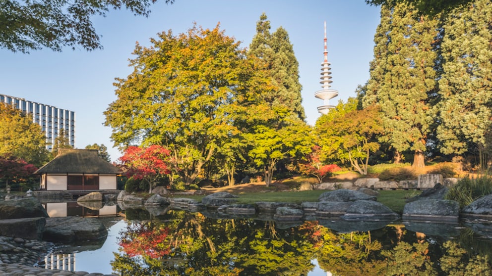 Parks in Deutschland: Blick auf Teich mit Teehaus in Planten un Blomen, Hamburg