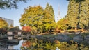 Parks in Deutschland: Blick auf Teich mit Teehaus in Planten un Blomen, Hamburg