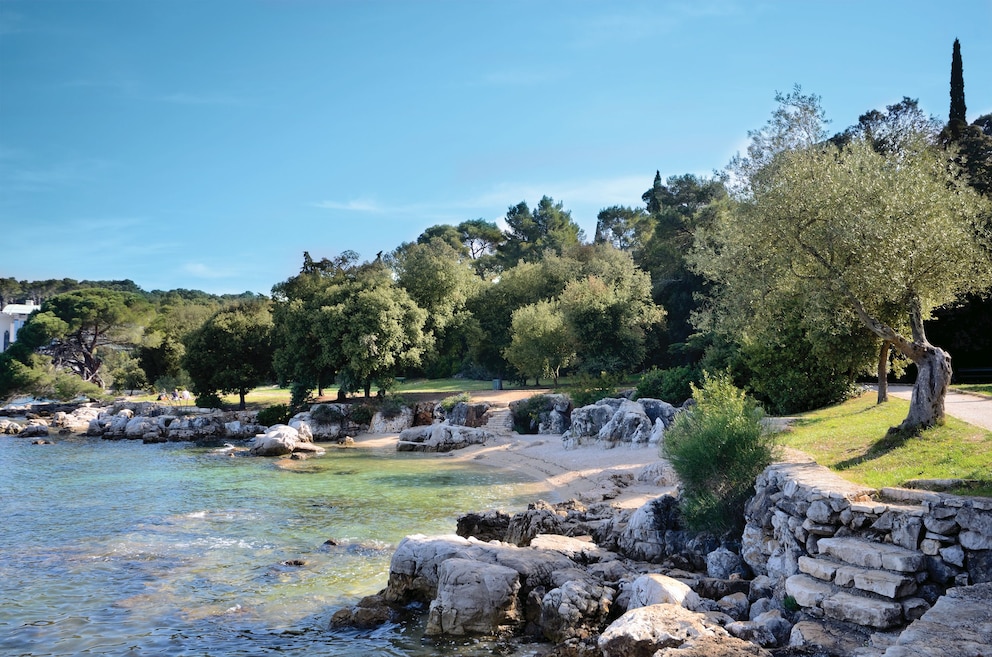 Das Küstengebiet zwischen Rovinj und dem Limski-Kanal sowie auf den Rovinjer Inseln verzaubert mit wunderschönen Steineichen- und Kiefernwäldern, in deren Schatten es sich gut ausspannen lässt