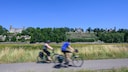 Radfernwege in Deutschland: Radfahrer fahren vor den Elbschlössern Schloss Albrechtsberg, Lingnerschloss und Schloss Eckberg entlang.