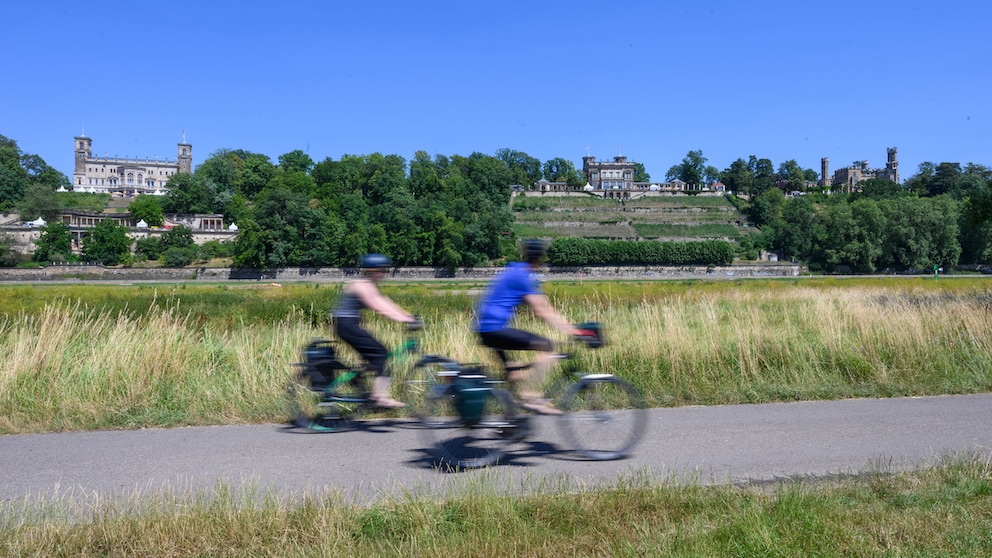 Radfernwege in Deutschland: Radfahrer fahren vor den Elbschlössern Schloss Albrechtsberg, Lingnerschloss und Schloss Eckberg entlang.