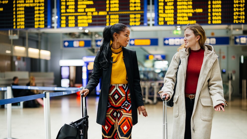 Passagiere vorm Check-in am Flughafen