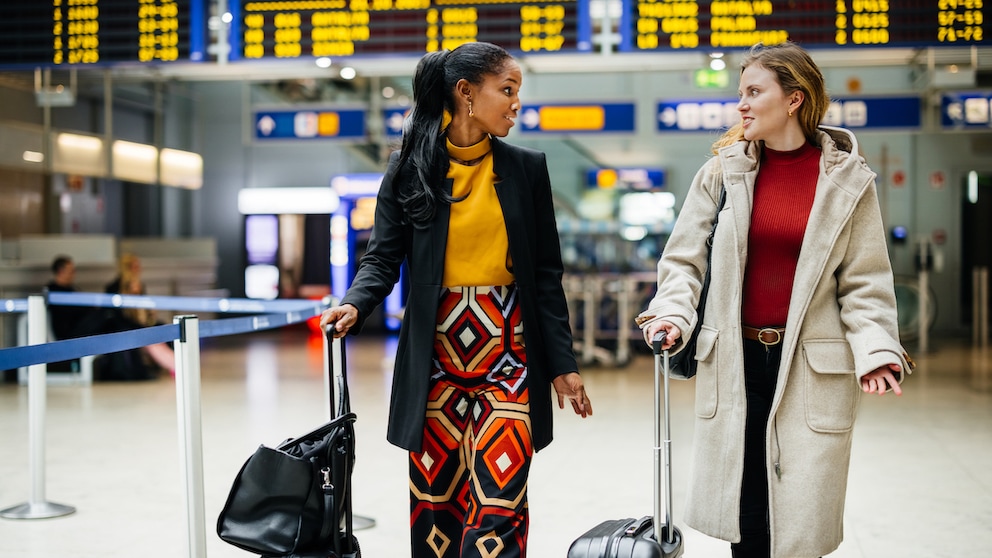 Passagiere vorm Check-in am Flughafen