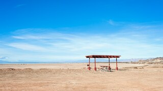 Salton Sea in Kalifornien: Blick auf einen verlassenen Picknicktisch mit dem vertrockneten See im Hintergrund