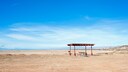 Salton Sea in Kalifornien: Blick auf einen verlassenen Picknicktisch mit dem vertrockneten See im Hintergrund