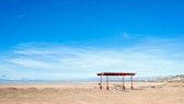 Salton Sea in Kalifornien: Blick auf einen verlassenen Picknicktisch mit dem vertrockneten See im Hintergrund