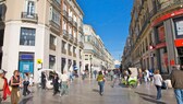 Protest in spanischen Ferienorten: Blick auf das Stadtzentrum von Málaga mit einer belebten Einkaufsstraße