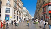 Protest in spanischen Ferienorten: Blick auf das Stadtzentrum von Málaga mit einer belebten Einkaufsstraße