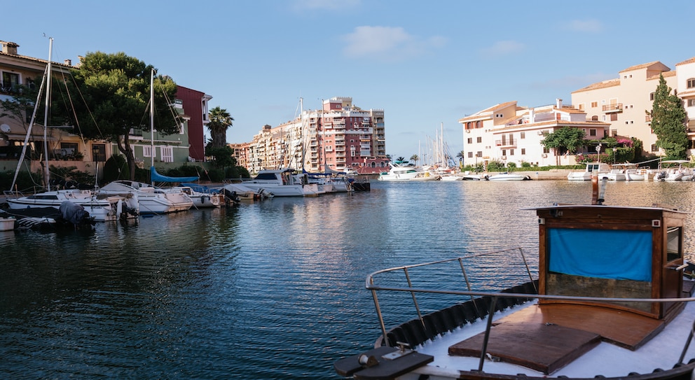 Der Playa Port Saplaya lockt mit angrenzendem kleinen Hafen und hübschen bunten Häusern