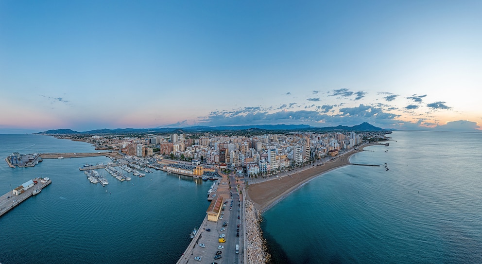 Der Playa del Forti in Vinaròs befindet sich direkt am Hafen und auf diesem Foto rechts
